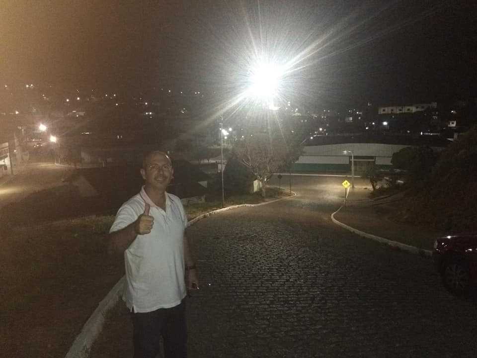 Ladeira do Colégio Municipal recebe mais iluminação para reforçar segurança dos estudantes

